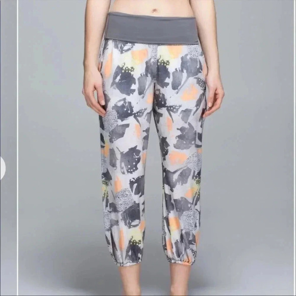 Lululemon Mini Art Pop White Multi Slate Om Crop Sz 6 - Picture 1 of 12